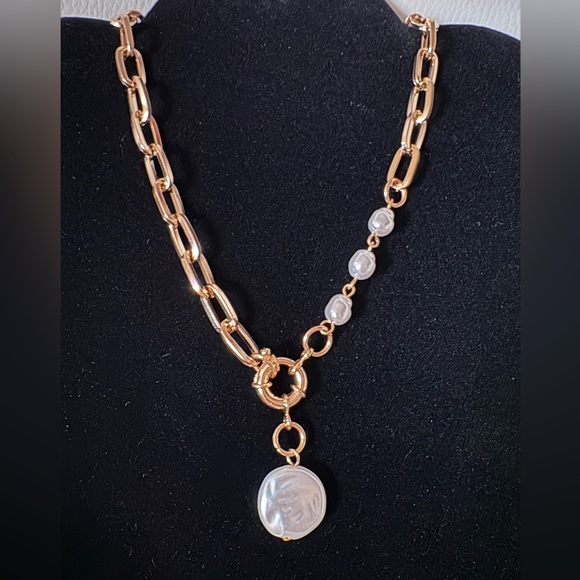 Jewelry - Elegant Gold Tone Chunky Chain and Faux Pearl Coin Drop Necklace 18”